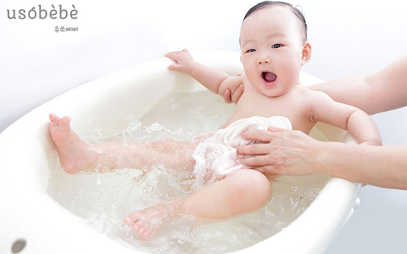 Ba Mẹ cần làm sạch da hoặc tắm lại cho Bé bằng nước sạch Ba Mẹ cần làm sạch da hoặc tắm lại cho Bé bằng nước sạch