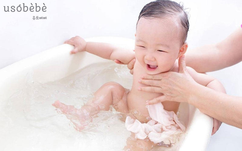 Những lưu ý Ba Mẹ cần biết khi tắm cho Bé