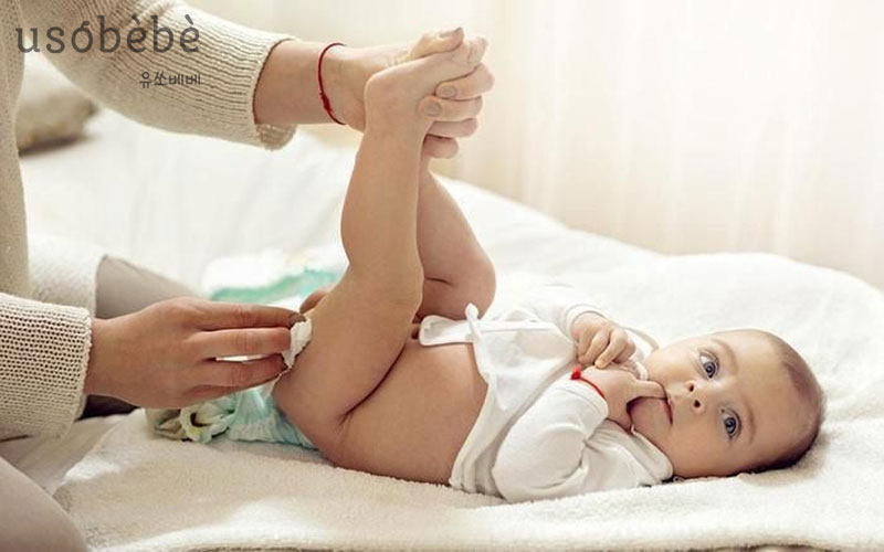 Thay tã và vệ sinh cho Bé thường xuyên để da khô thoáng