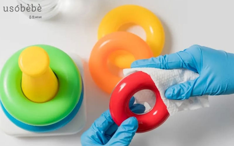 Vệ sinh đồ chơi, đồ dùng của bé thường xuyên